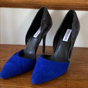 Steve Madden electric blue and snake skin pumps